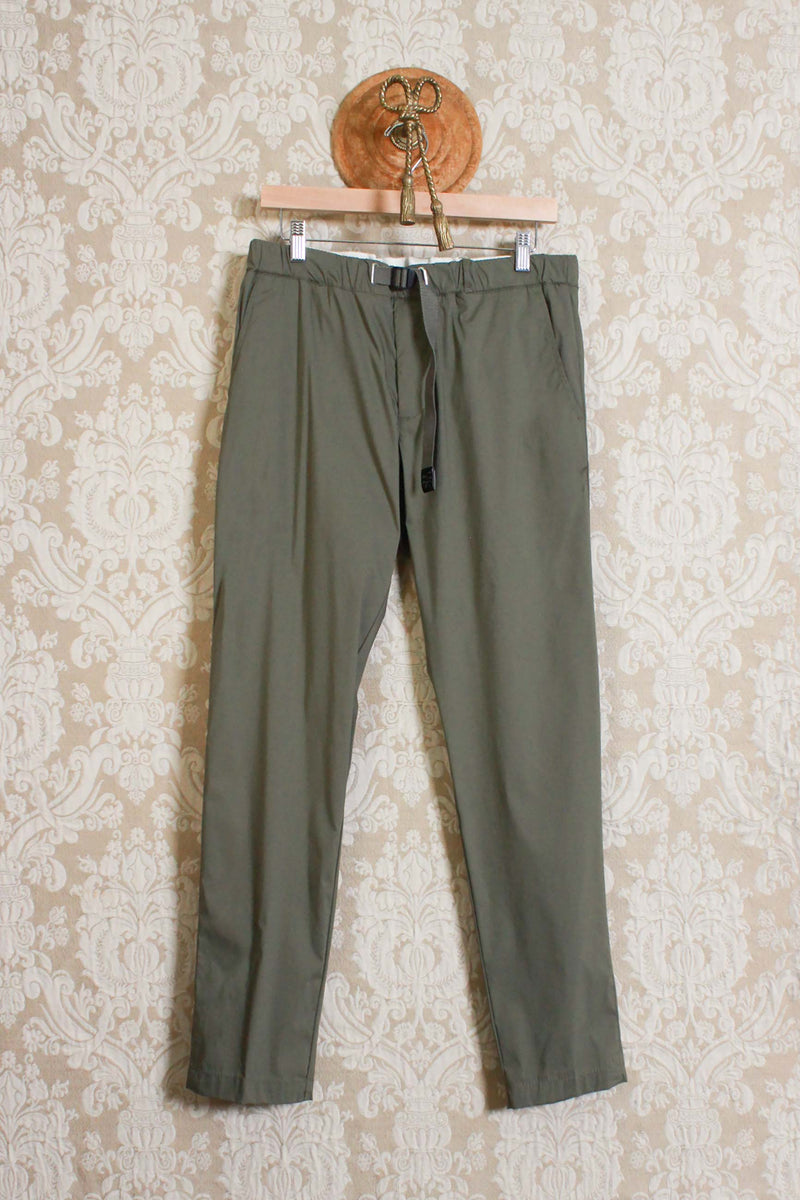 Pantalone chino greg da uomo di white sand in tech cotton color military green ss24