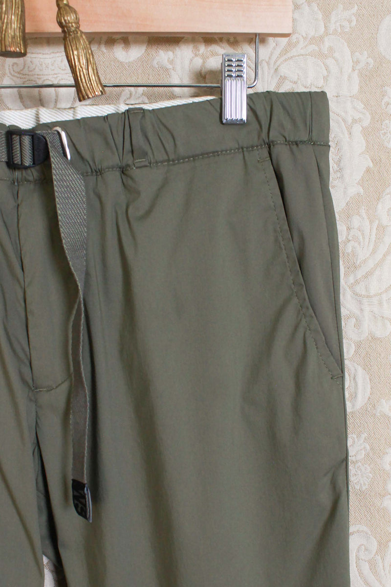 Pantalone chino greg da uomo di white sand in tech cotton color military green ss24