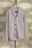 Cardigan di 39 Masq unisce fascino senza tempo e stile contemporaneo realizzato in lana vergine nella delicata tonalità Natural da Uomo
