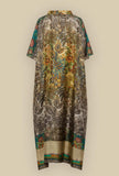 Caftano in stile kimono in pura seta di Pierre Louis Mascia svela il suo animo sensuale con l’evocativa stampa Savage Jungle