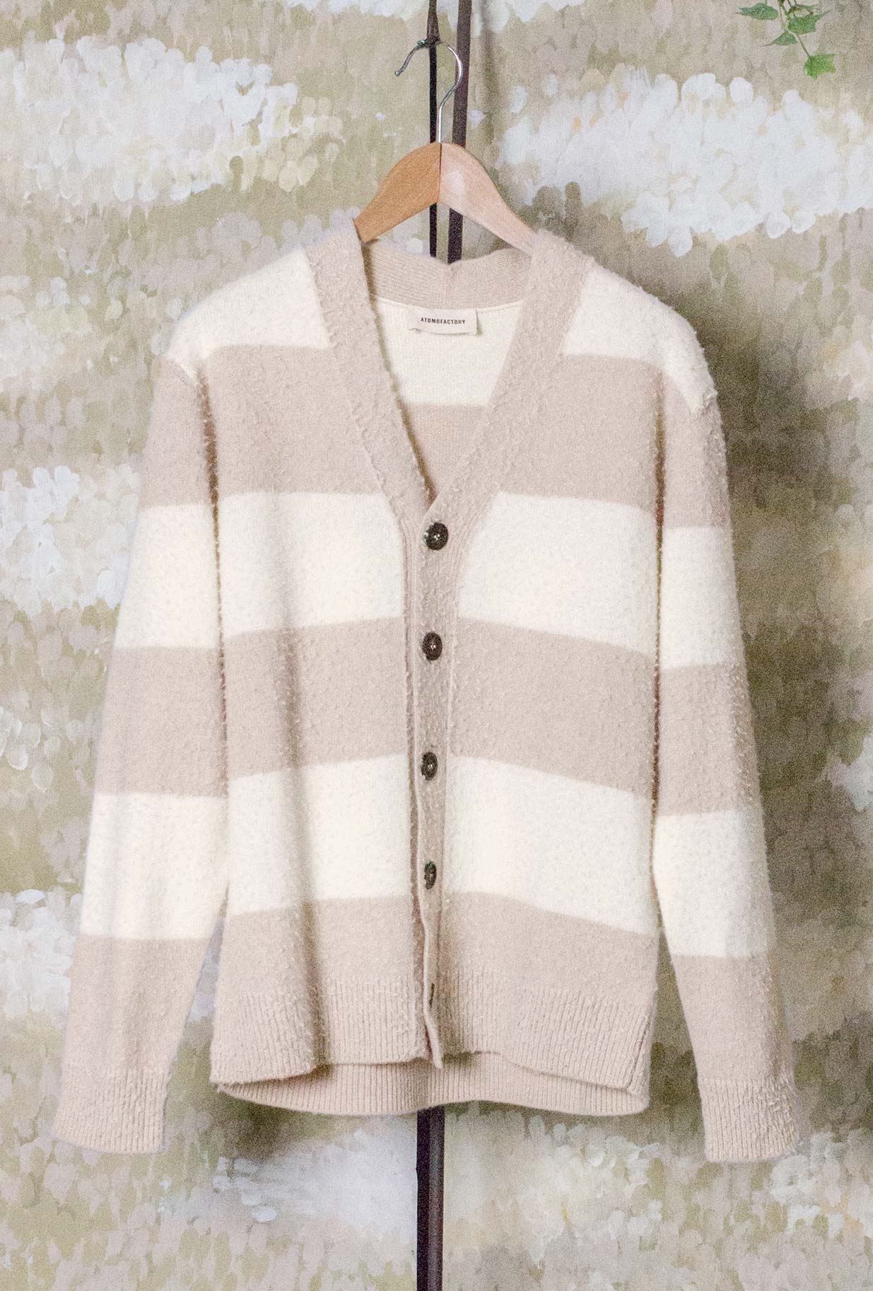 Cardigan di Atomofactory realizzato in pregiata lana Casentino nella delicata tonalità Burro da Uomo