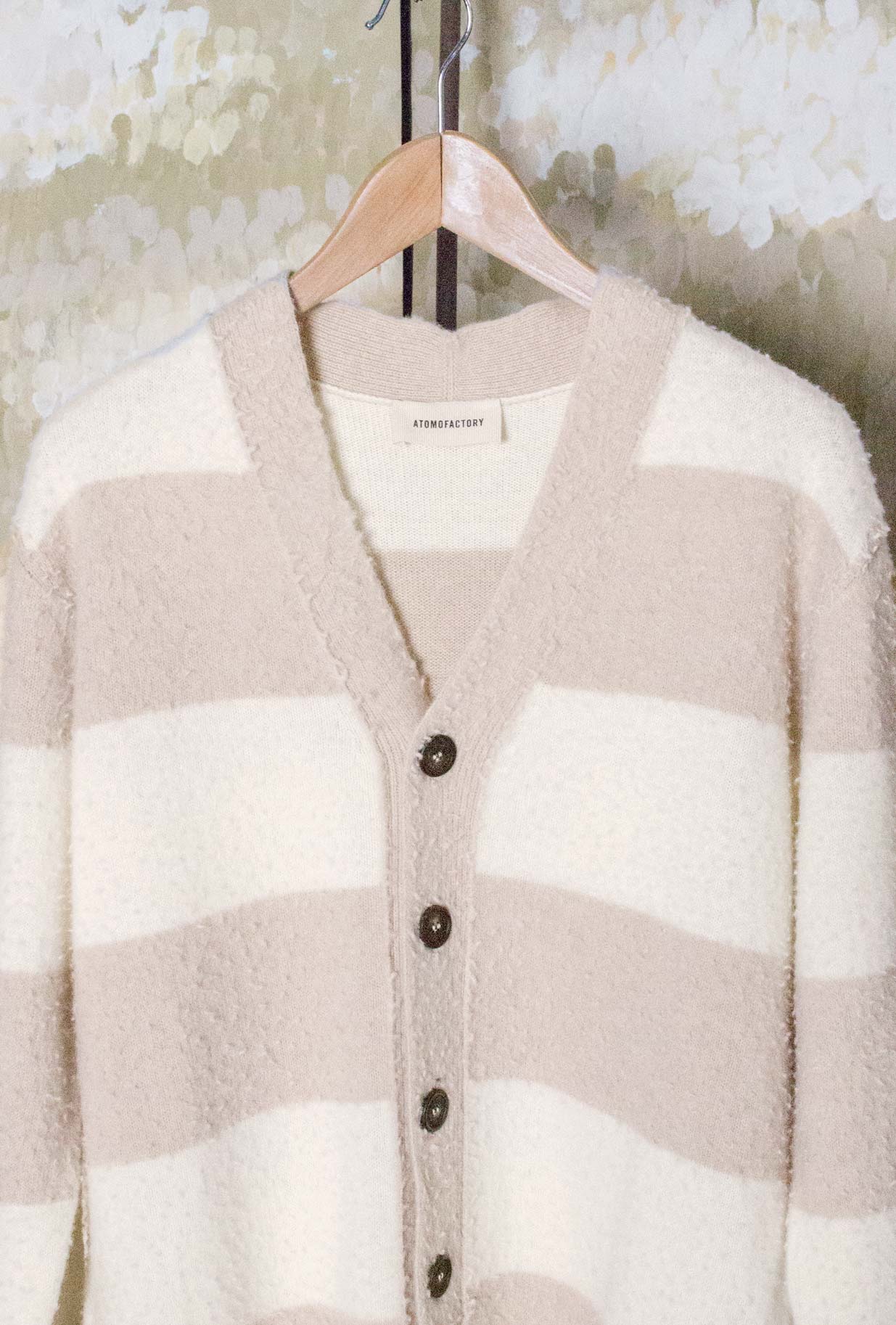 Cardigan di Atomofactory realizzato in pregiata lana Casentino nella delicata tonalità Burro da Uomo