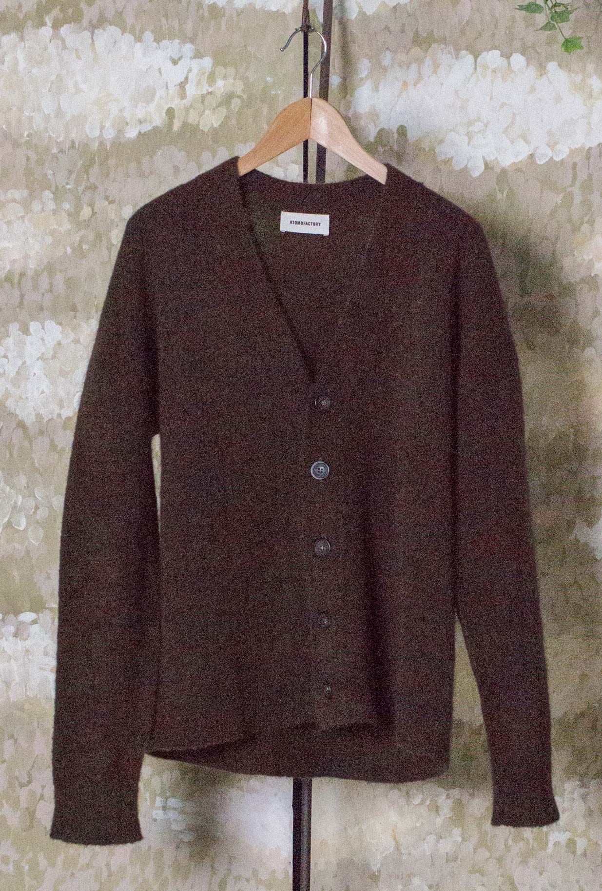 Cardigan di Atomofactory realizzato in un pregiato blend di lana e alpaca nell’intensa tonalità Moro da Uomo