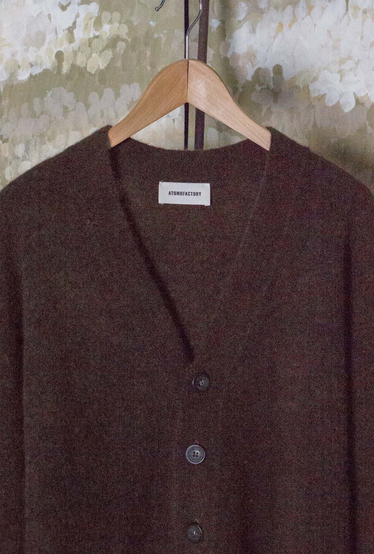 Cardigan di Atomofactory realizzato in un pregiato blend di lana e alpaca nell’intensa tonalità Moro da Uomo