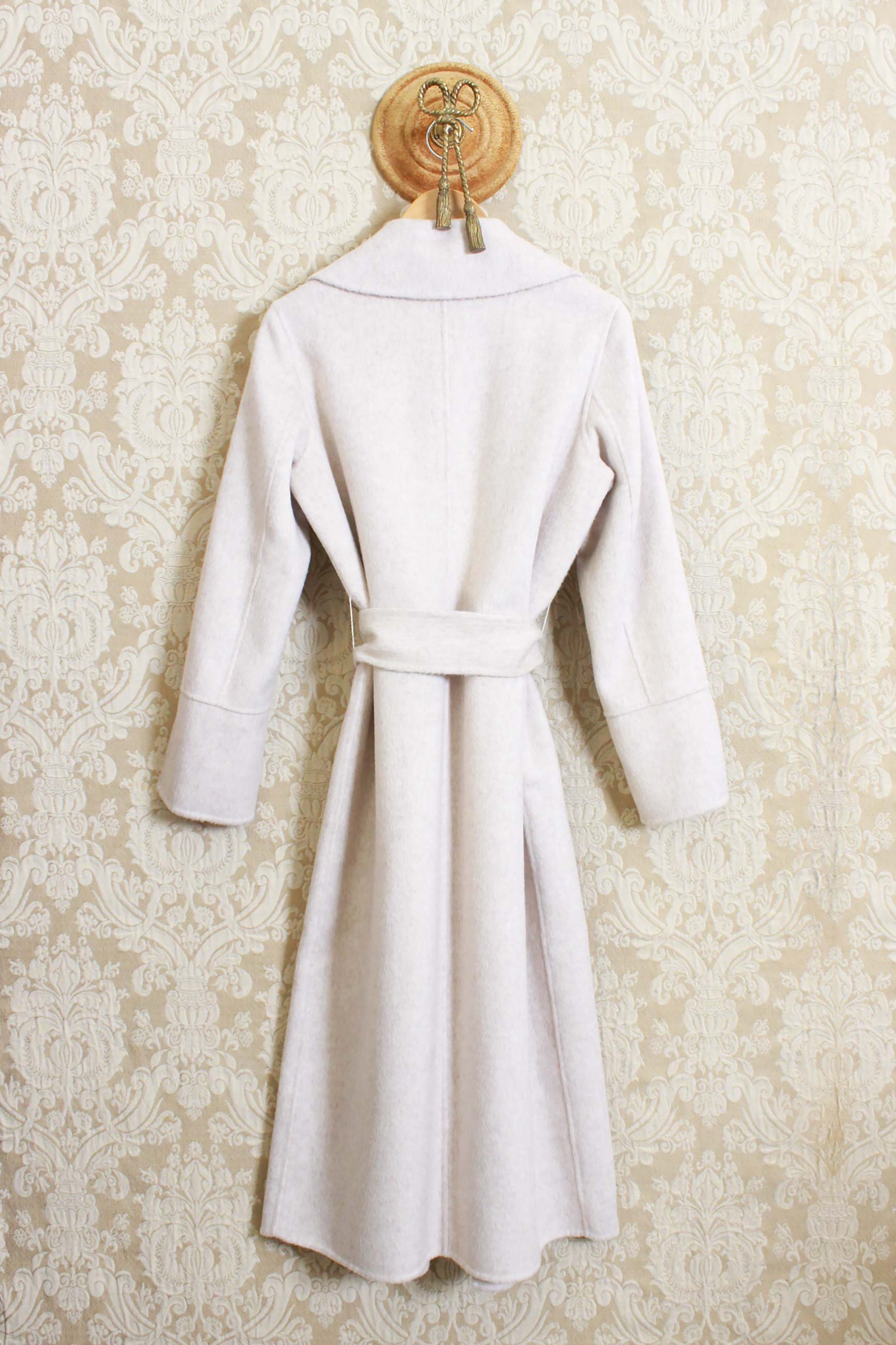 Cappotto sartorale da donna di Alessia Santi in lana color ecrù con coulisse 