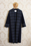 Cappotto vestaglia da donna della stilista Alessia Santi in lana color blue con rever tartan