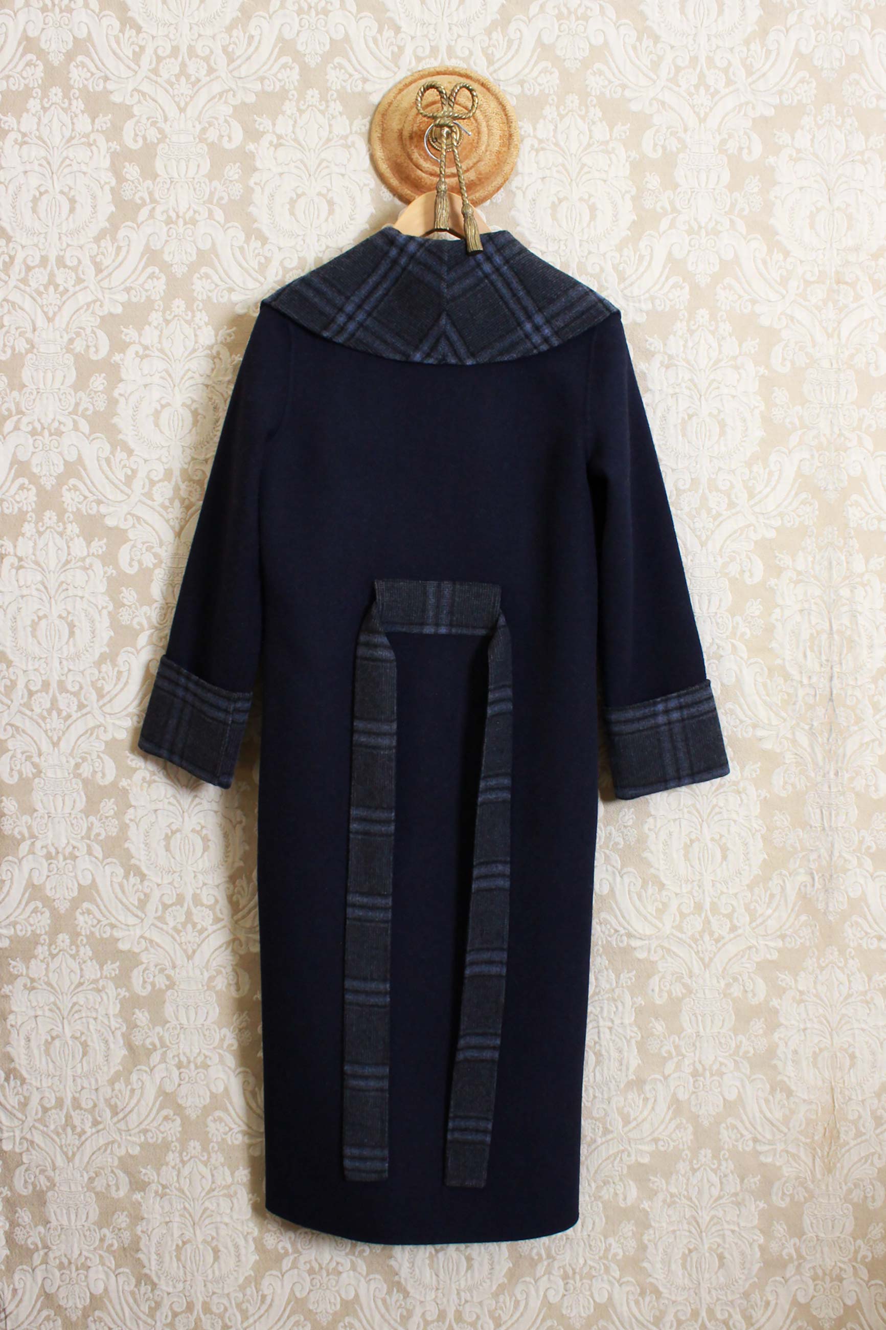 Cappotto vestaglia da donna della stilista Alessia Santi in lana color blue con rever tartan