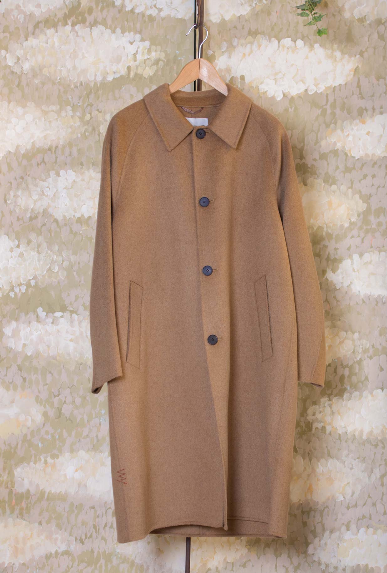 Long Coat di Amaranto realizzato in un pregiato blend di lana e cashmere nell’intramontabile tonalità Camel da Uomo