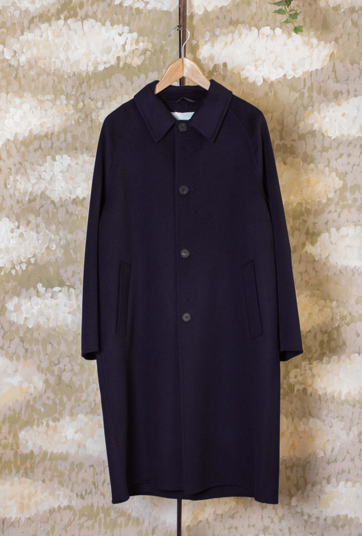 Long Coat di Amaranto realizzato in un pregiato blend di lana e cashmere nella profonda tonalità Navy da Uomo