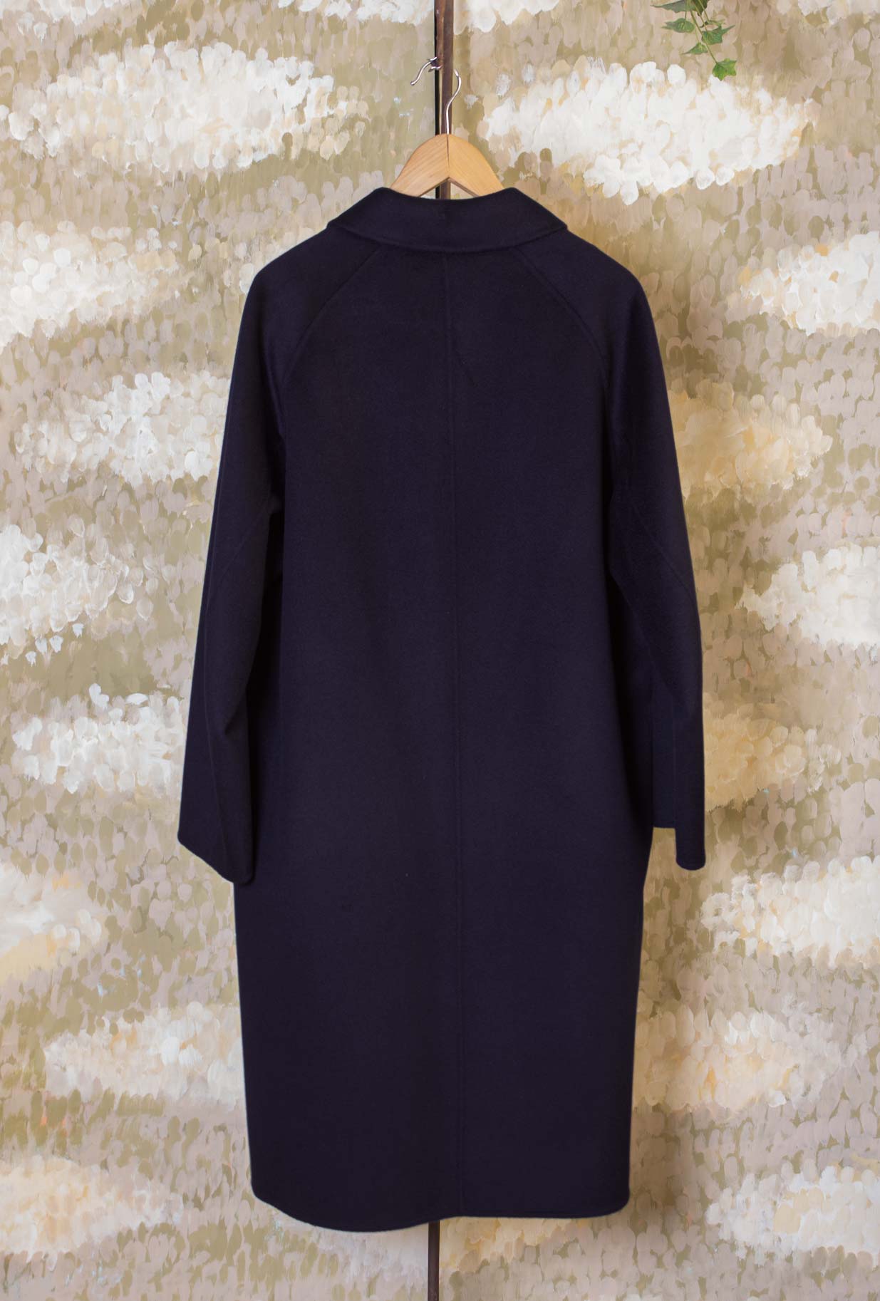 Long Coat di Amaranto realizzato in un pregiato blend di lana e cashmere nella profonda tonalità Navy da Uomo
