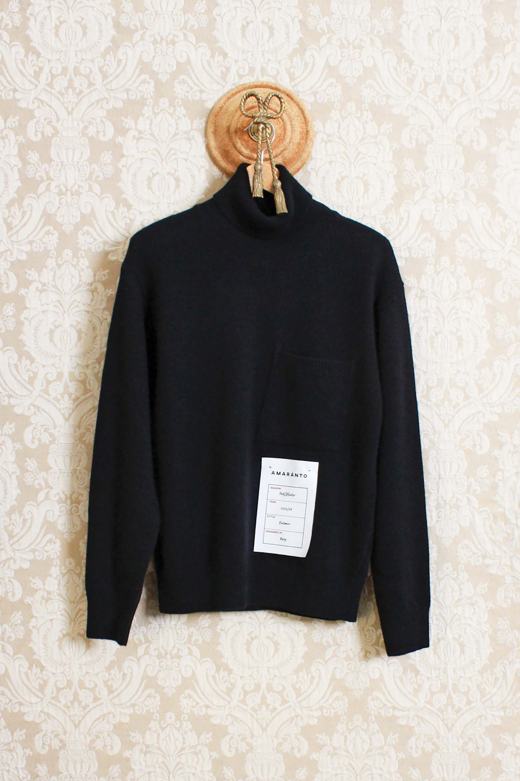 Dolcevita uomo in lana merino con tasca a toppa della maison amaranto color total black