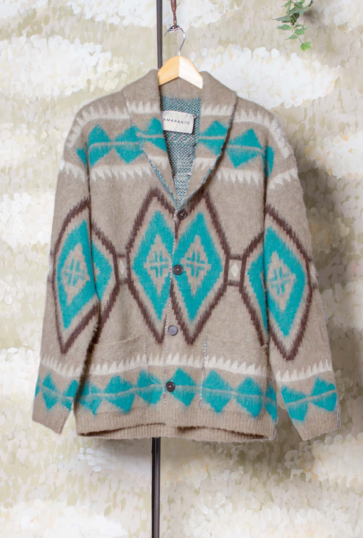Cardigan di Amaranto reinterpreta lo spirito 70’s attraverso una sensibilità contemporanea realizzato nella delicata tonalità Avena da Uomo