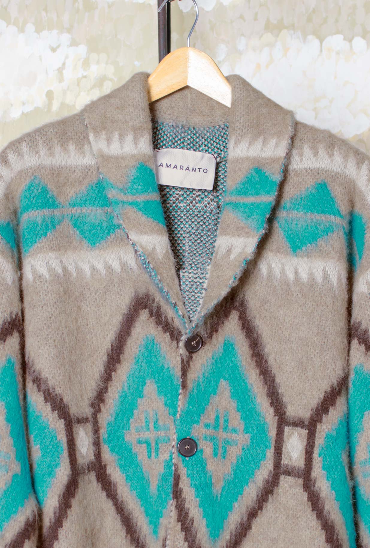 Cardigan di Amaranto reinterpreta lo spirito 70’s attraverso una sensibilità contemporanea realizzato nella delicata tonalità Avena da Uomo