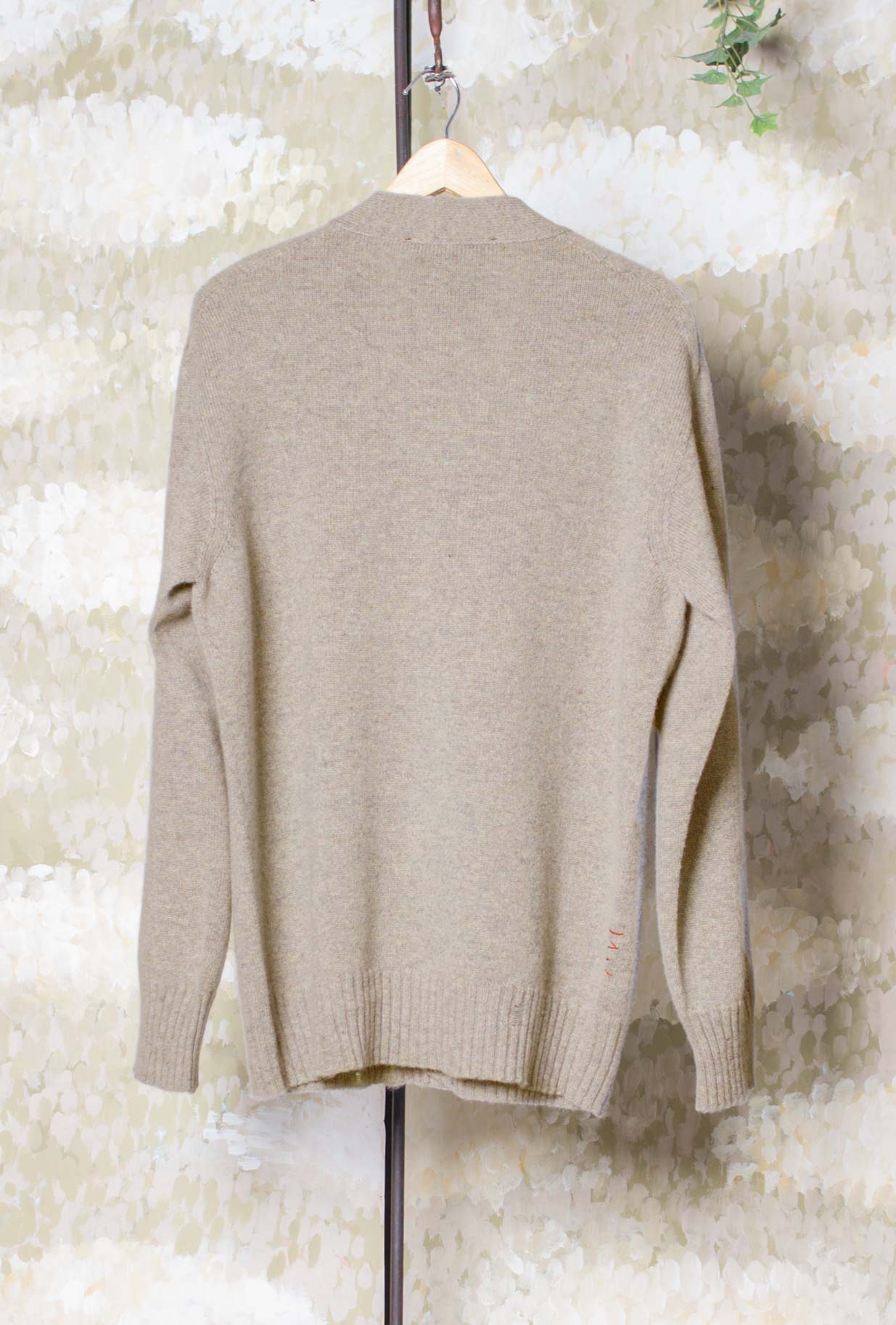 Cardigan di Amaranto realizzato in un pregiato blend di lana e cashmere nella raffinata tonalità Greige da Uomo