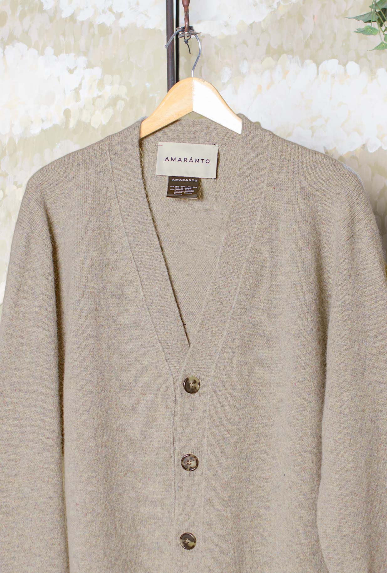 Cardigan di Amaranto realizzato in un pregiato blend di lana e cashmere nella raffinata tonalità Greige da Uomo