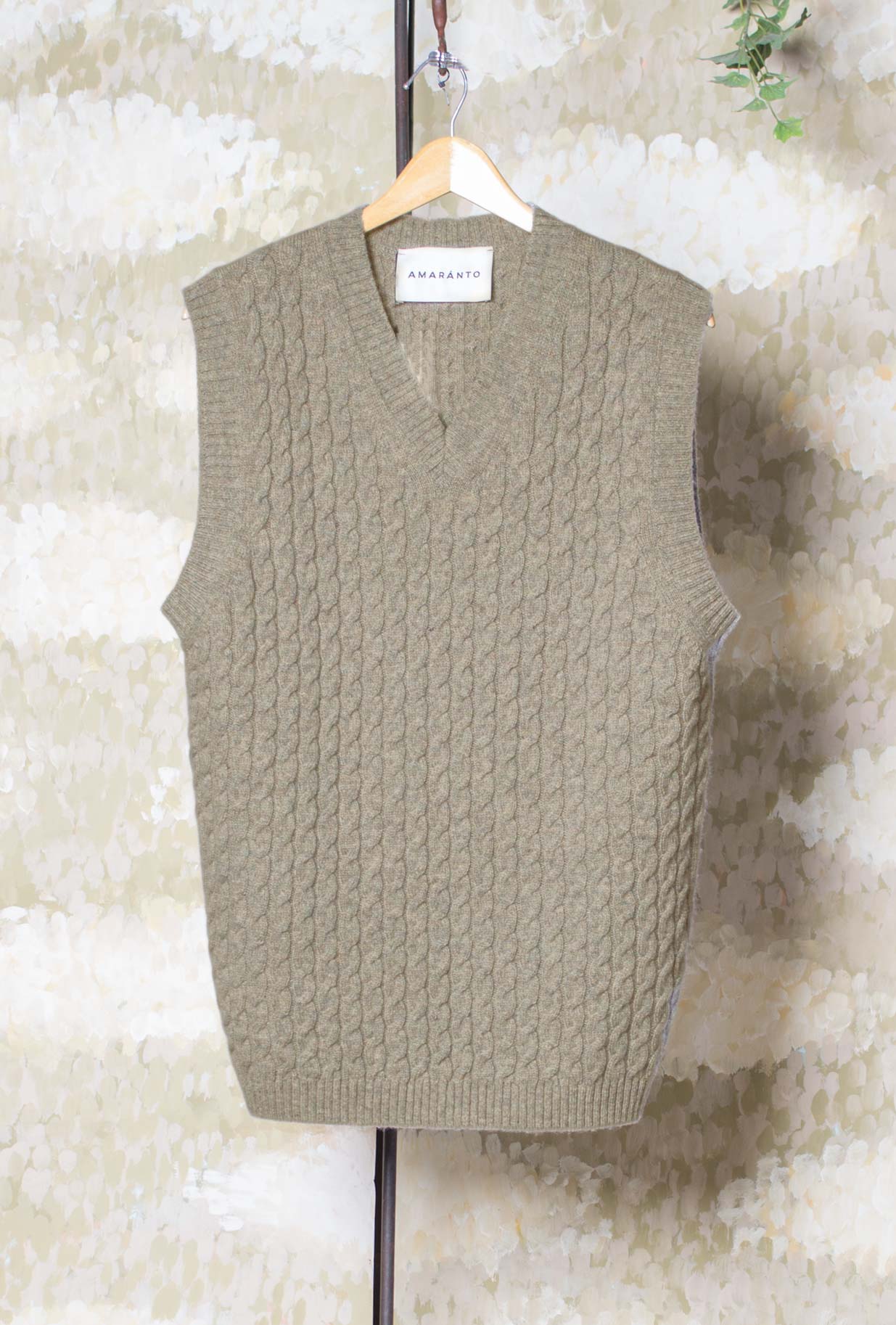 Gilet di Amaranto realizzato in un pregiato blend di lana e cashmere nell’intramontabile tonalità Greige da Uomo