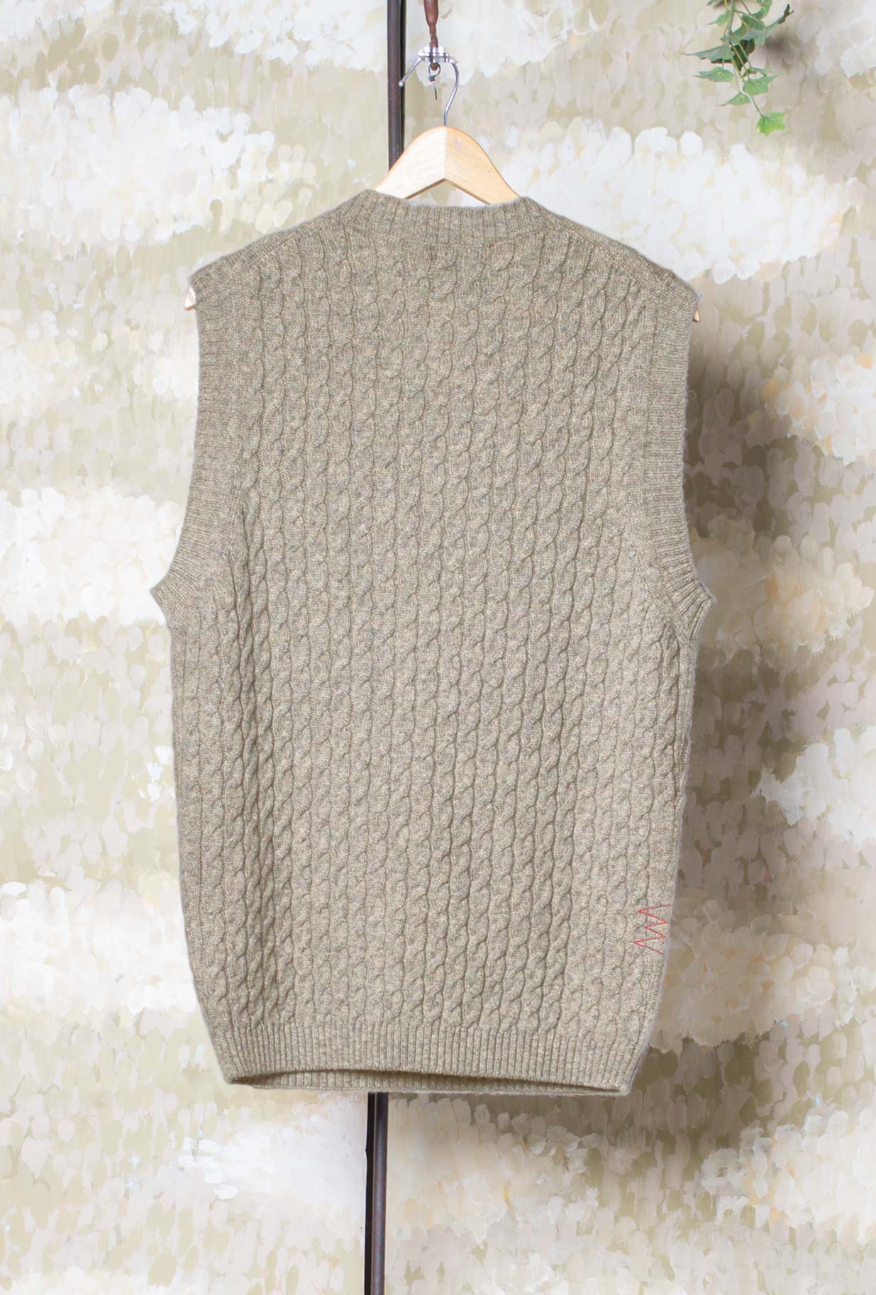 Gilet di Amaranto realizzato in un pregiato blend di lana e cashmere nell’intramontabile tonalità Greige da Uomo