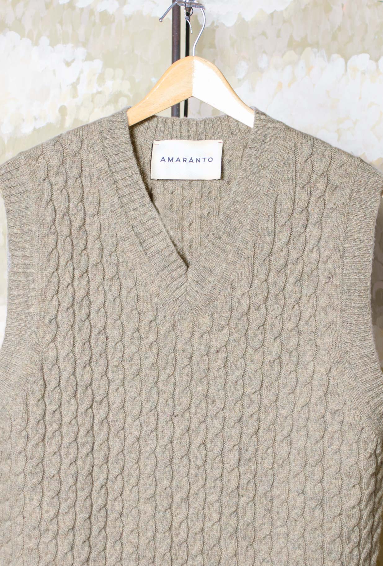 Gilet di Amaranto realizzato in un pregiato blend di lana e cashmere nell’intramontabile tonalità Greige da Uomo