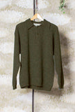 Polo a manica lunga di Amaranto reinterpreta con naturale eleganza l’estetica degli anni ’70 realizzata in un pregiato blend di alpaca, lana e seta nella profonda tonalità Bosco  da Uomo