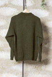 Polo a manica lunga di Amaranto reinterpreta con naturale eleganza l’estetica degli anni ’70 realizzata in un pregiato blend di alpaca, lana e seta nella profonda tonalità Bosco  da Uomo