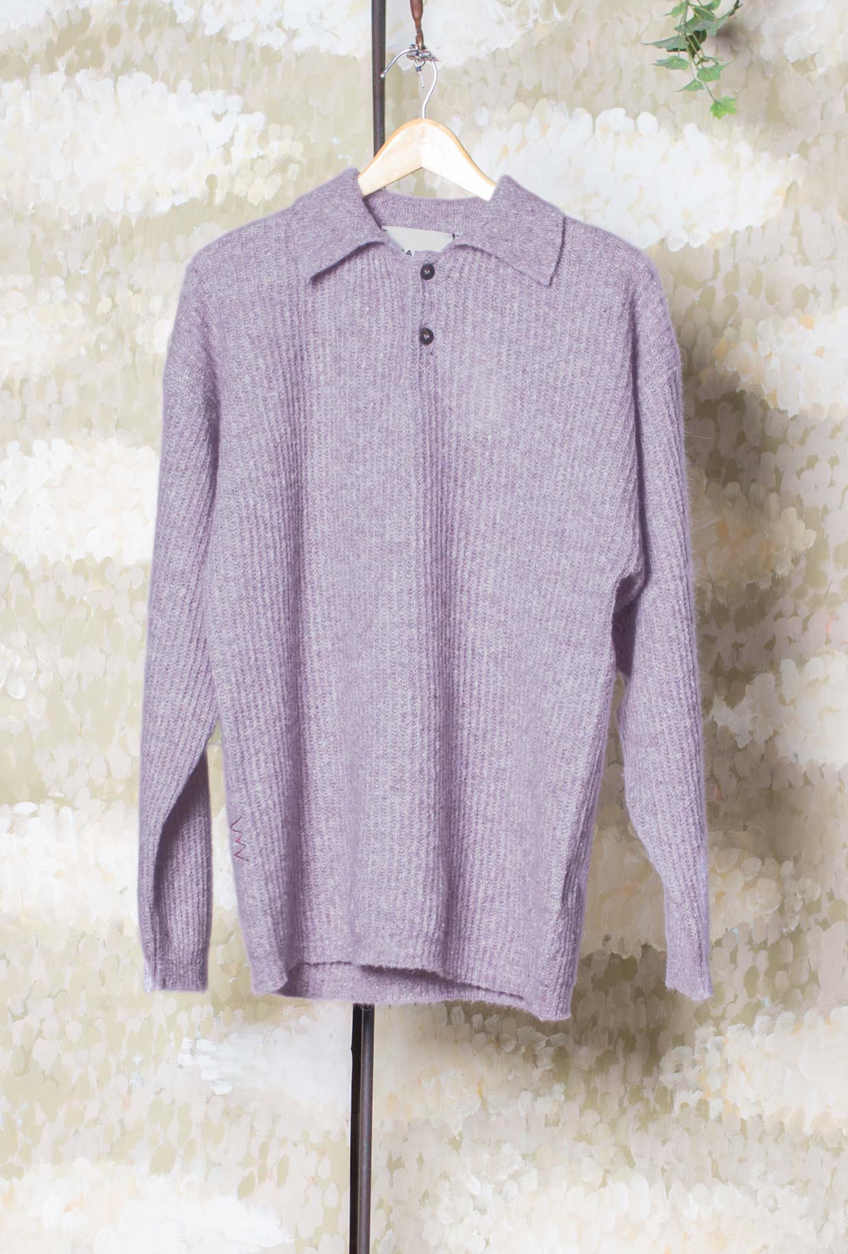 Polo a manica lunga di Amaranto reinterpreta con naturale eleganza l’estetica degli anni ’70 realizzata in un pregiato blend di alpaca, lana e seta nella sofisticata tonalità Mauve da Uomo