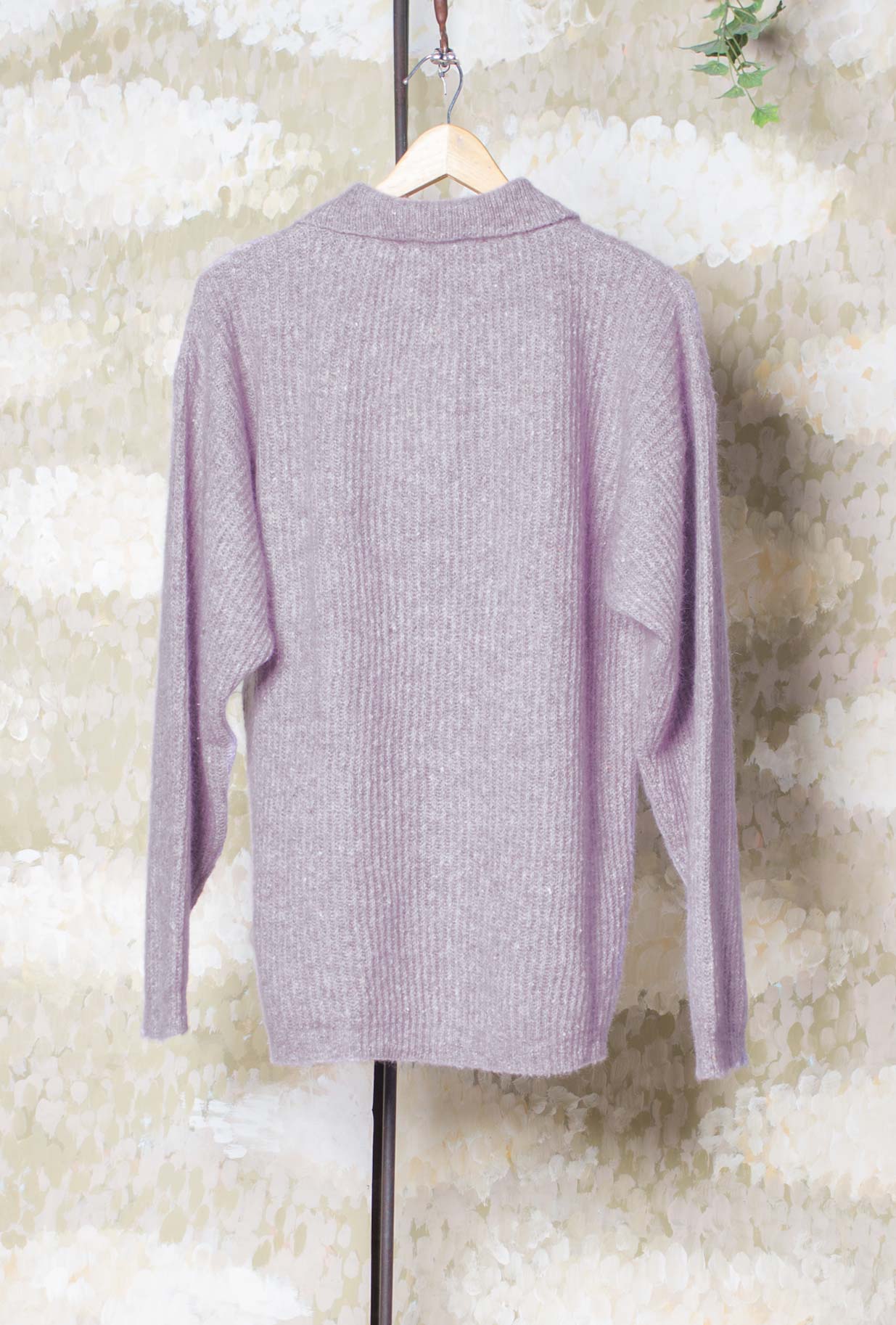 Polo a manica lunga di Amaranto reinterpreta con naturale eleganza l’estetica degli anni ’70 realizzata in un pregiato blend di alpaca, lana e seta nella sofisticata tonalità Mauve da Uomo