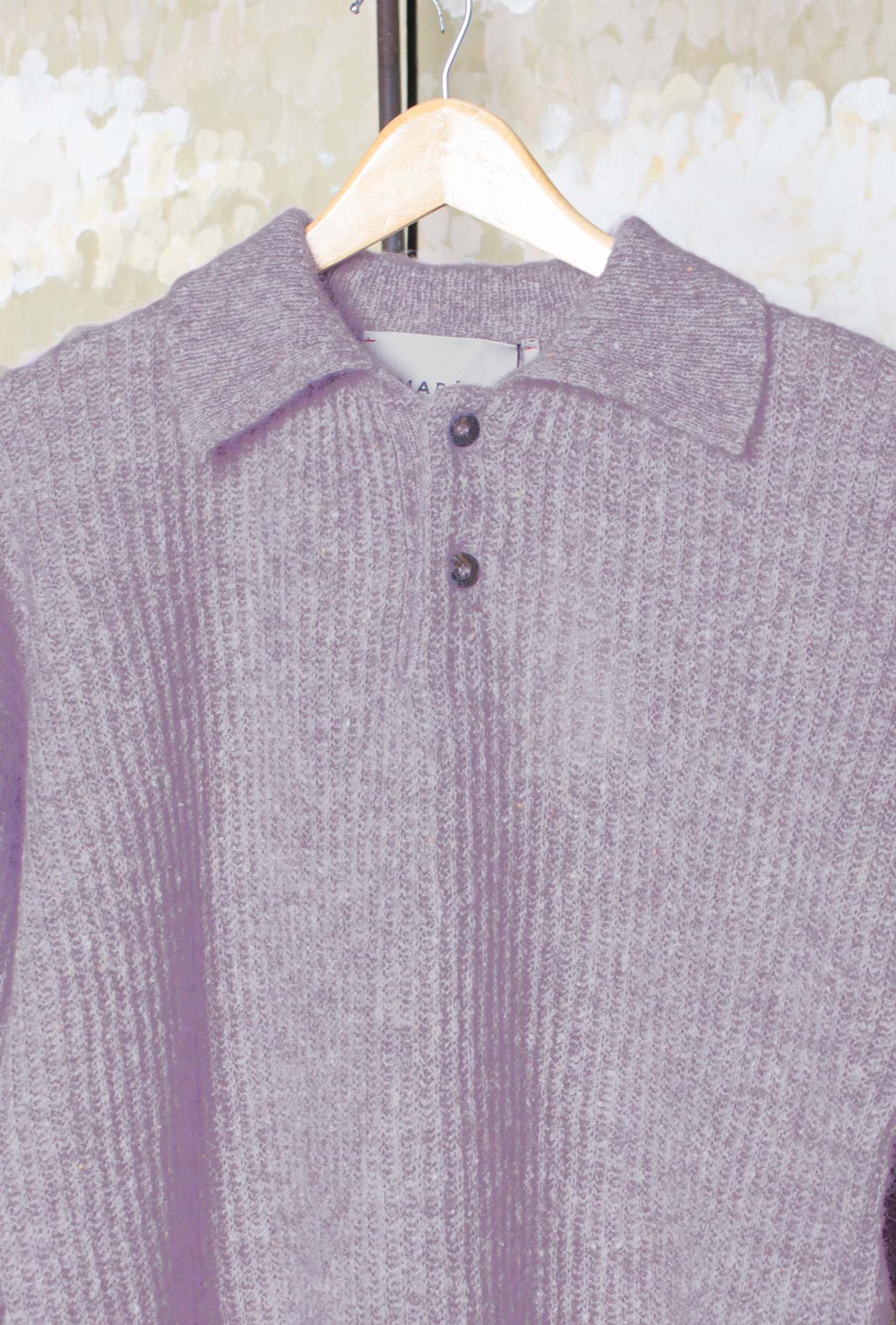 Polo a manica lunga di Amaranto reinterpreta con naturale eleganza l’estetica degli anni ’70 realizzata in un pregiato blend di alpaca, lana e seta nella sofisticata tonalità Mauve da Uomo