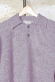 Polo a manica lunga di Amaranto reinterpreta con naturale eleganza l’estetica degli anni ’70 realizzata in un pregiato blend di alpaca, lana e seta nella sofisticata tonalità Mauve da Uomo