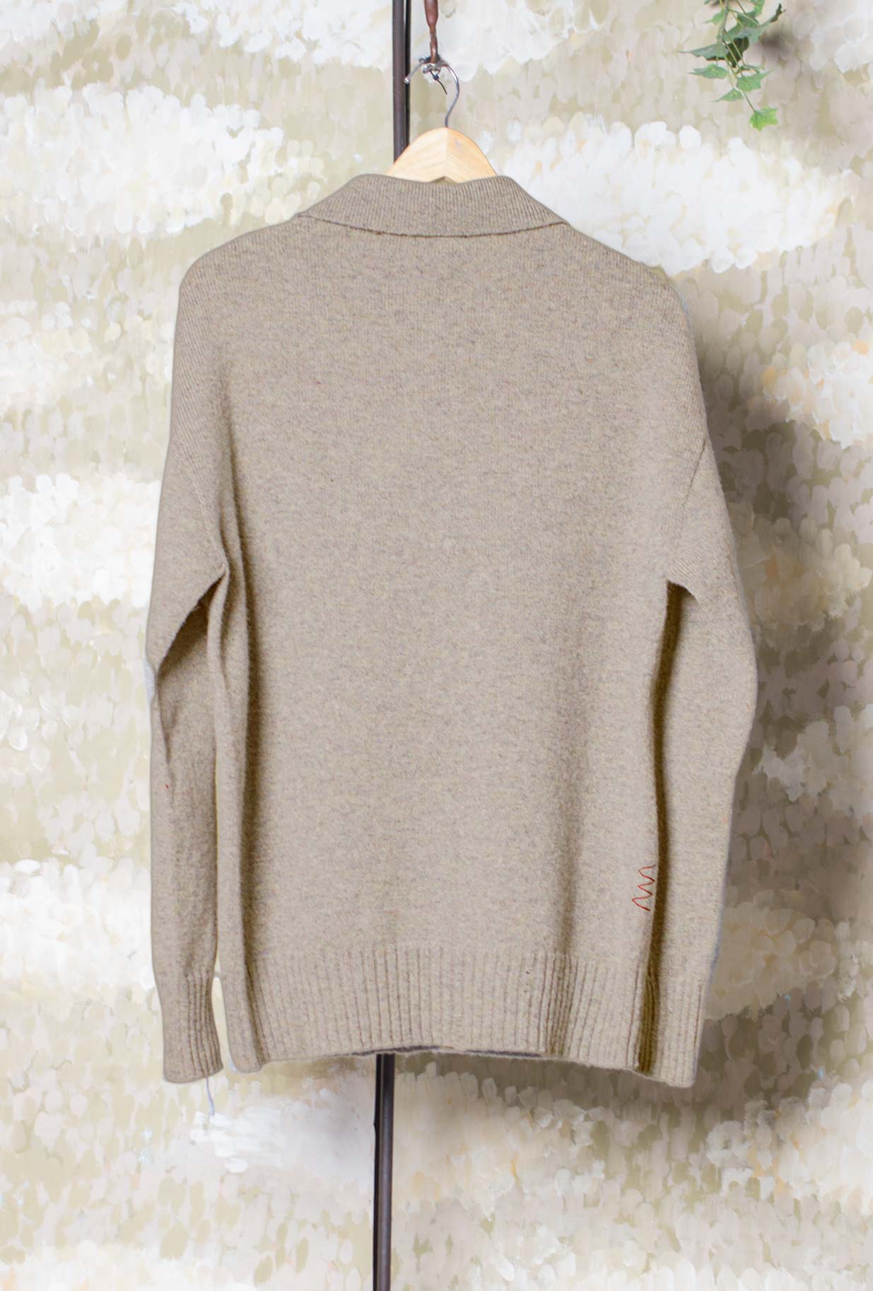 Polo a manica lunga di Amaranto realizzata in un pregiato blend di lana e cashmere nella raffinata tonalità Greige da Uomo