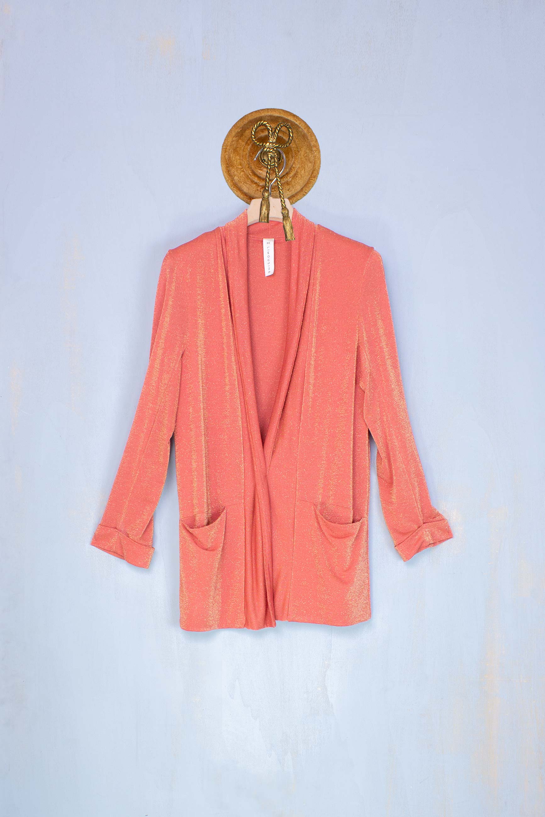 Be Limousine presenta il nuovo blazer in lurex color corallo collezione donna PE23
