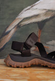 Sandali Drift Trail Vibram Brown di Camper rappresentano in pieno la dinamicità dell’uomo moderno e cosmopolita