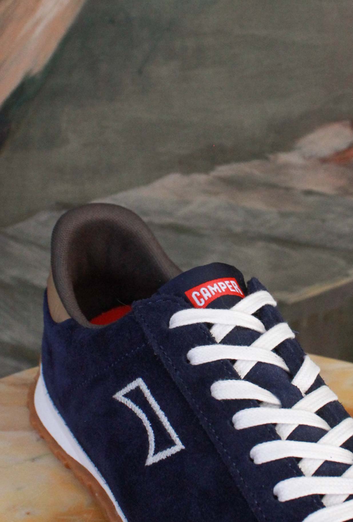 Sneakers Drift Walk Night Blue di Camper rappresentano in pieno la dinamicità dell’uomo moderno e cosmopolita 