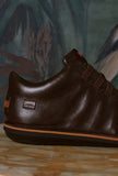 camper reinterpreta l'iconica scarpa polacchino d'archivio beetle da uomo realizzato in pelle brown