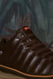 camper reinterpreta l'iconica scarpa polacchino d'archivio beetle da uomo realizzato in pelle brown