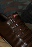 camper reinterpreta l'iconica scarpa polacchino d'archivio beetle da uomo realizzato in pelle brown