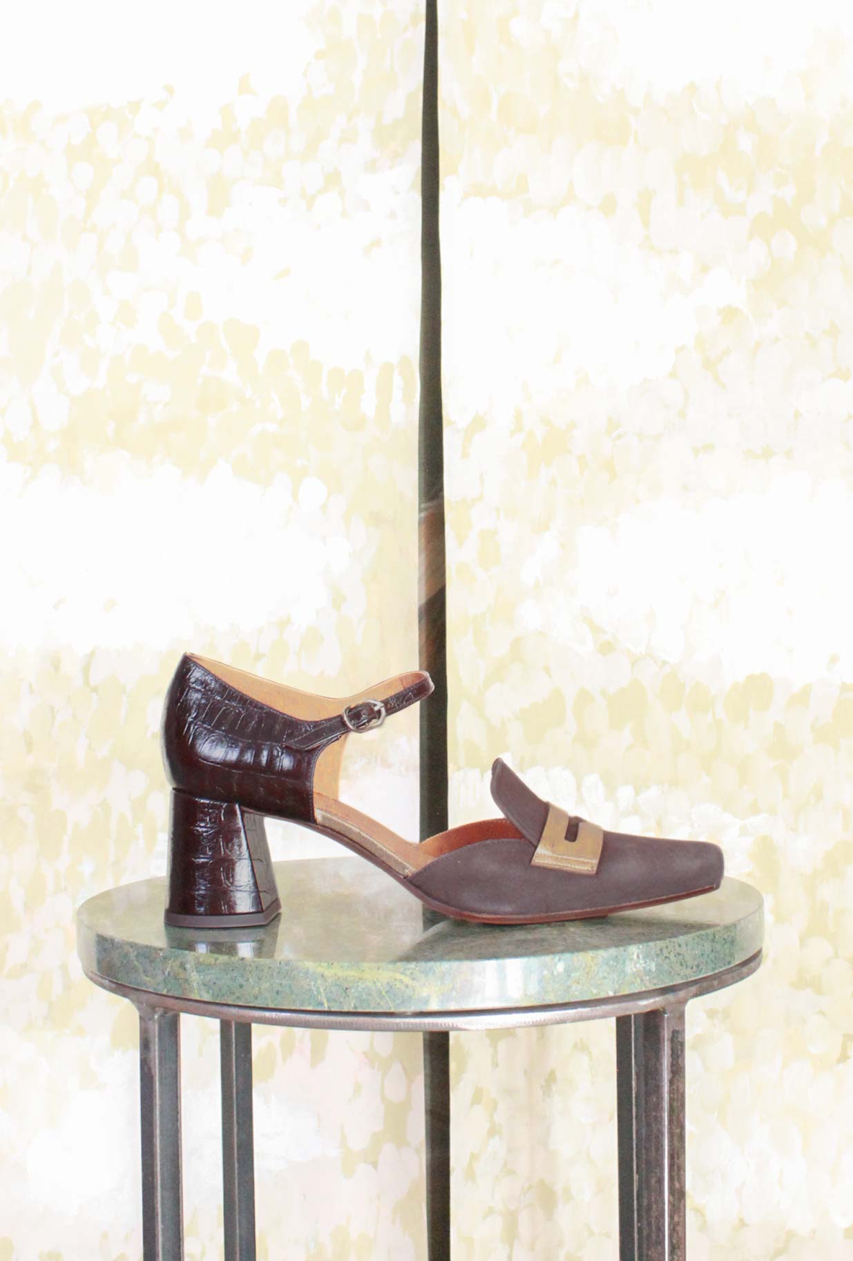 Décolleté Alinya di Chie Mihara realizzata in pregiato suede incontra la raffinata pelle di coccodrillo da Donna