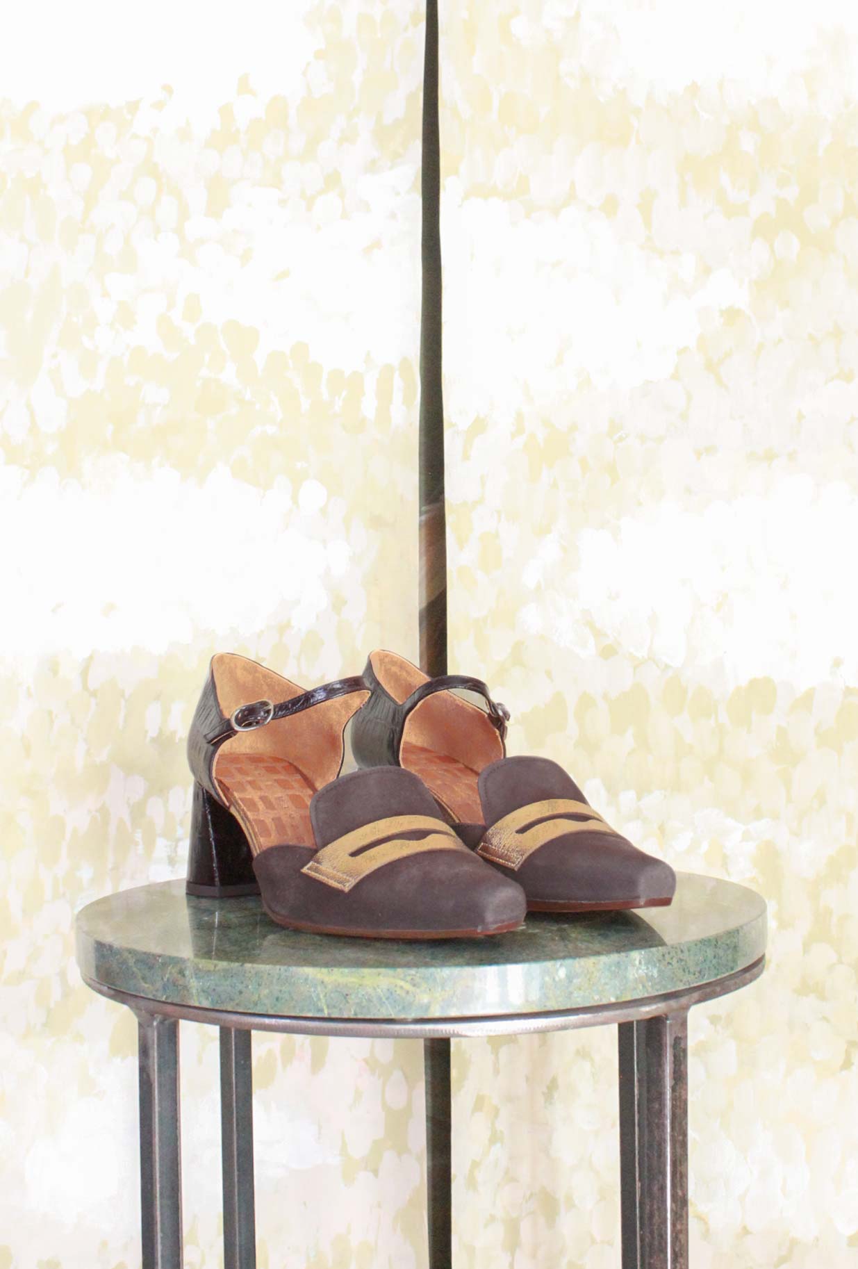 Décolleté Alinya di Chie Mihara realizzata in pregiato suede incontra la raffinata pelle di coccodrillo da Donna