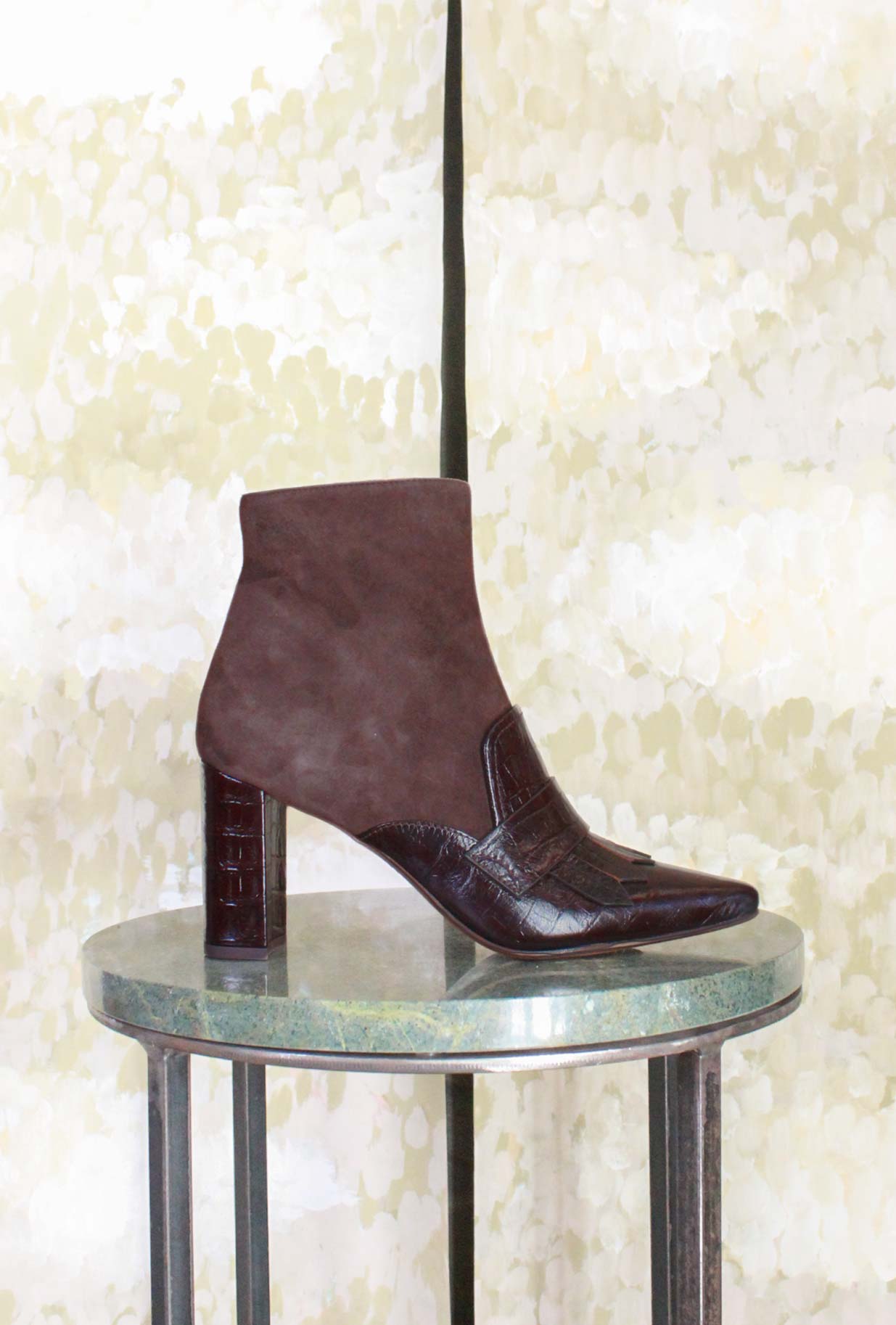 Stivaletto Audri di Chie Mihara realizzato in un raffinato mix di pelle di coccodrillo e suede nell’intramontabile tonalità Moro da Donna