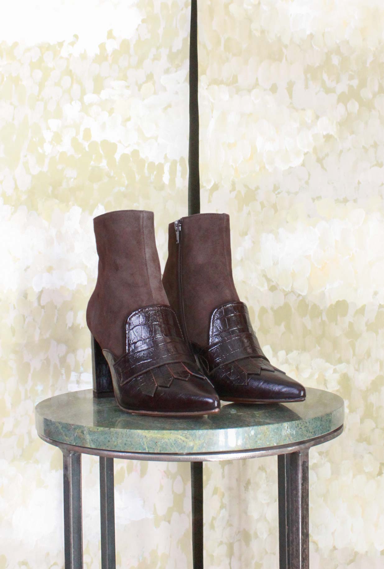 Stivaletto Audri di Chie Mihara realizzato in un raffinato mix di pelle di coccodrillo e suede nell’intramontabile tonalità Moro da Donna