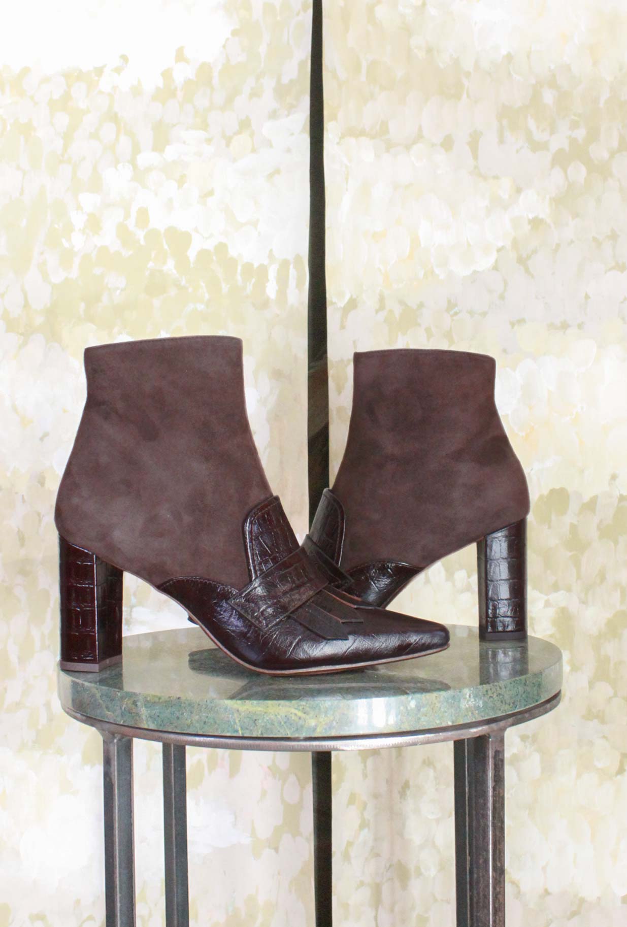 Stivaletto Audri di Chie Mihara realizzato in un raffinato mix di pelle di coccodrillo e suede nell’intramontabile tonalità Moro da Donna
