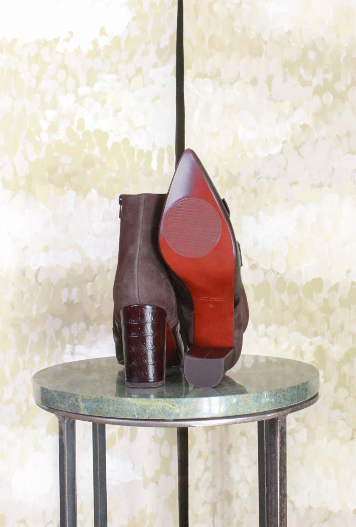 Stivaletto Audri di Chie Mihara realizzato in un raffinato mix di pelle di coccodrillo e suede nell’intramontabile tonalità Moro da Donna