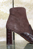 Stivaletto Audri di Chie Mihara realizzato in un raffinato mix di pelle di coccodrillo e suede nell’intramontabile tonalità Moro da Donna