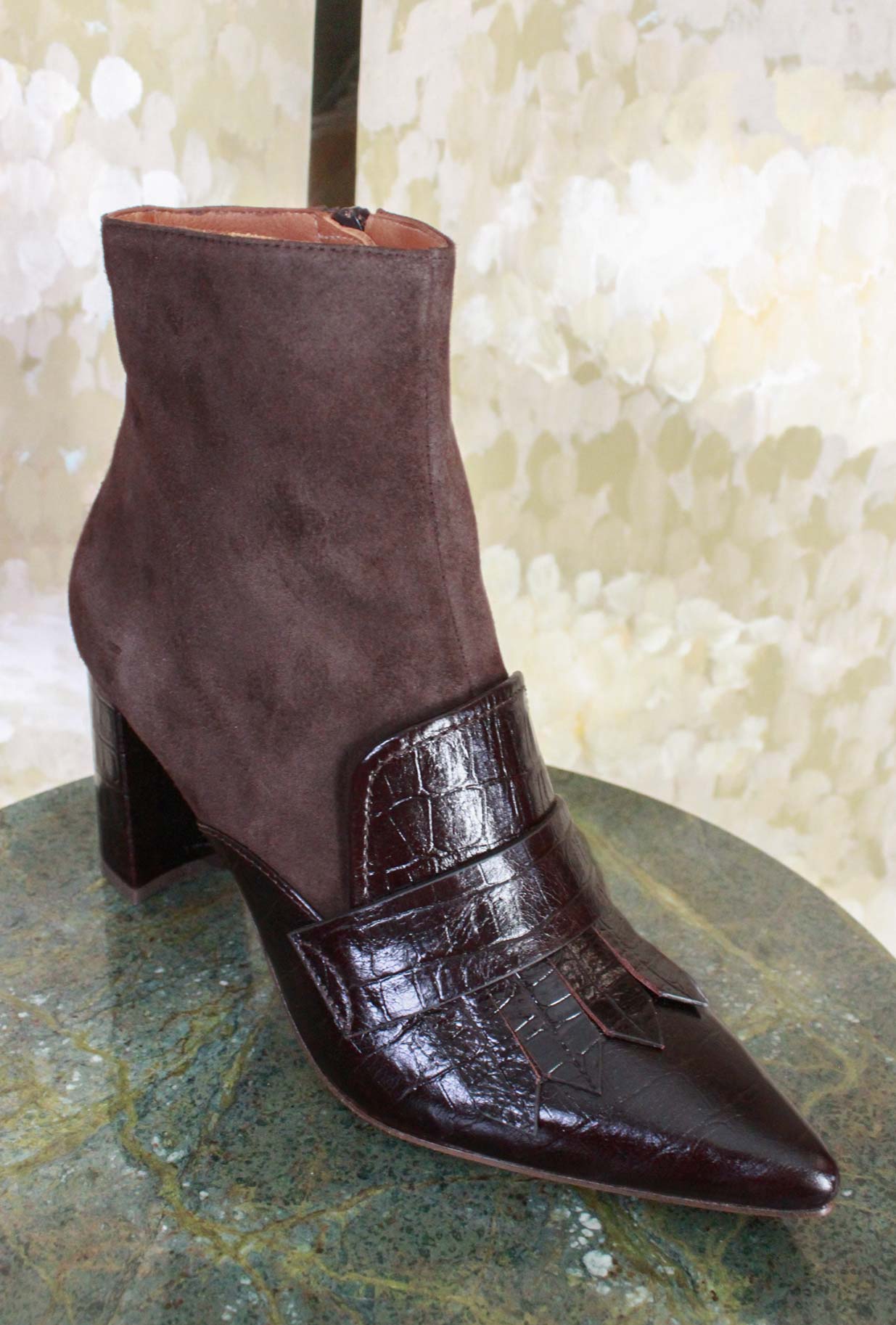 Stivaletto Audri di Chie Mihara realizzato in un raffinato mix di pelle di coccodrillo e suede nell’intramontabile tonalità Moro da Donna