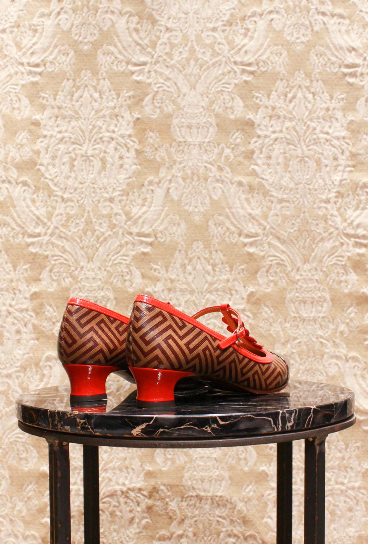 Ballerina Hetuse di Chie Mihara fantasia optical 70s chocolate scarlet fw24 donna