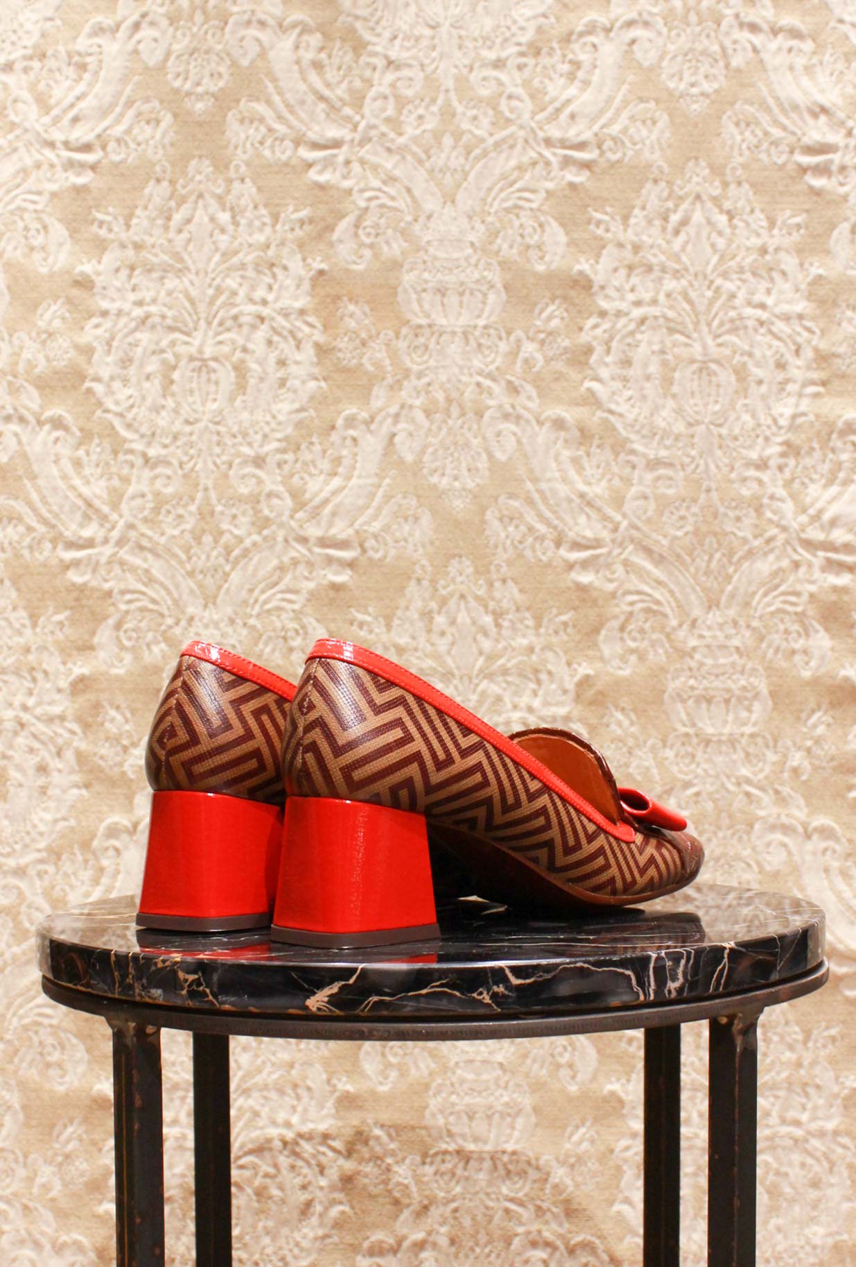 
Décolleté Vylano di Chie Mihara fantasia optical chocolate scarlet fw24 donna
