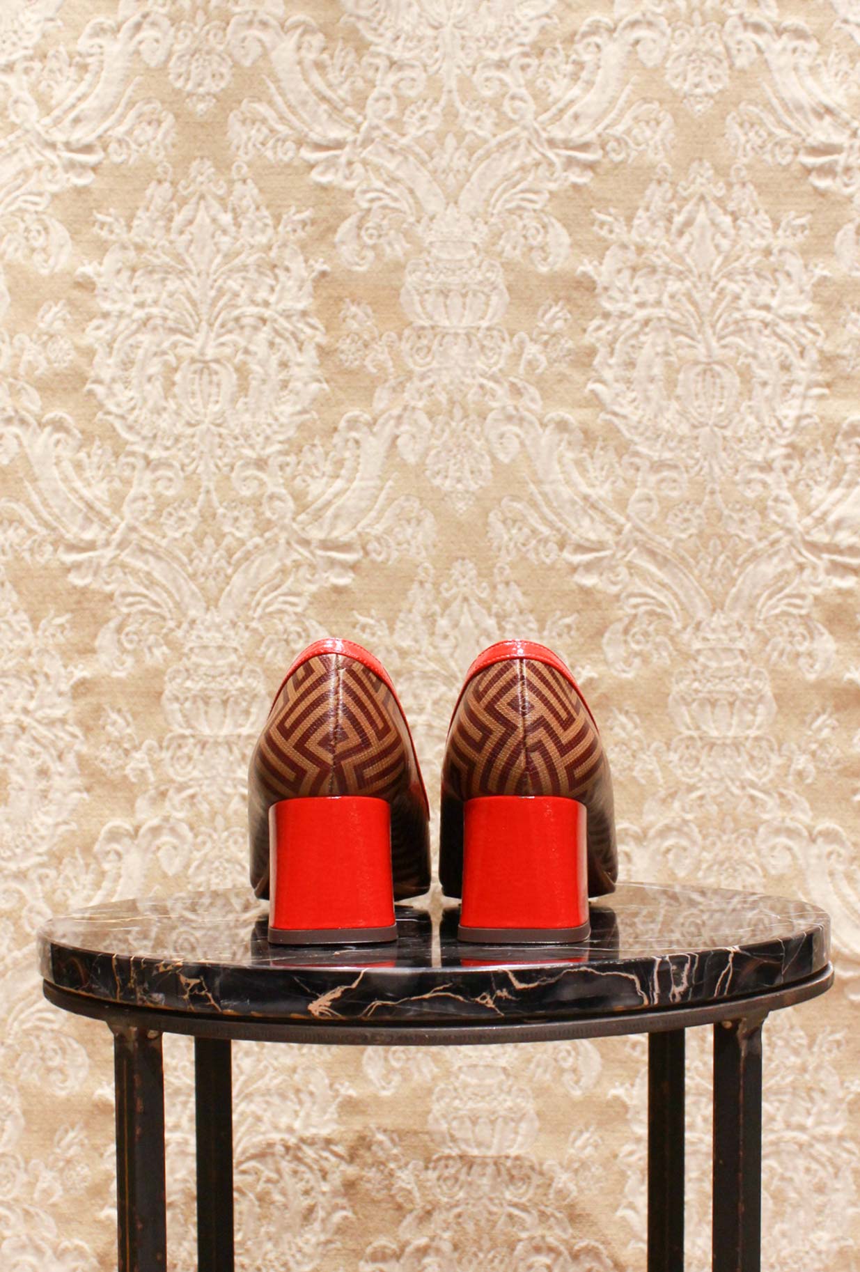 
Décolleté Vylano di Chie Mihara fantasia optical chocolate scarlet fw24 donna