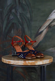 sandalo bemon di chie mihara con tacco alto 7,5 cm a pois black & white e lacceto rosso