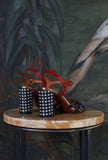 sandalo bemon di chie mihara con tacco alto 7,5 cm a pois black & white e lacceto rosso