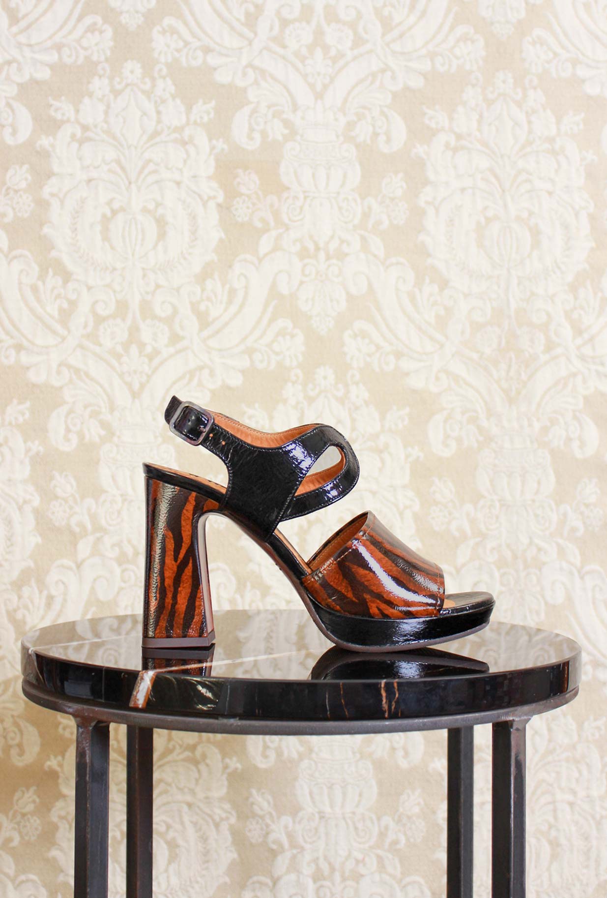 Nuovo sandalo con plateau da donna di chie mihara con tacco 105 mm in vernice tribal chic