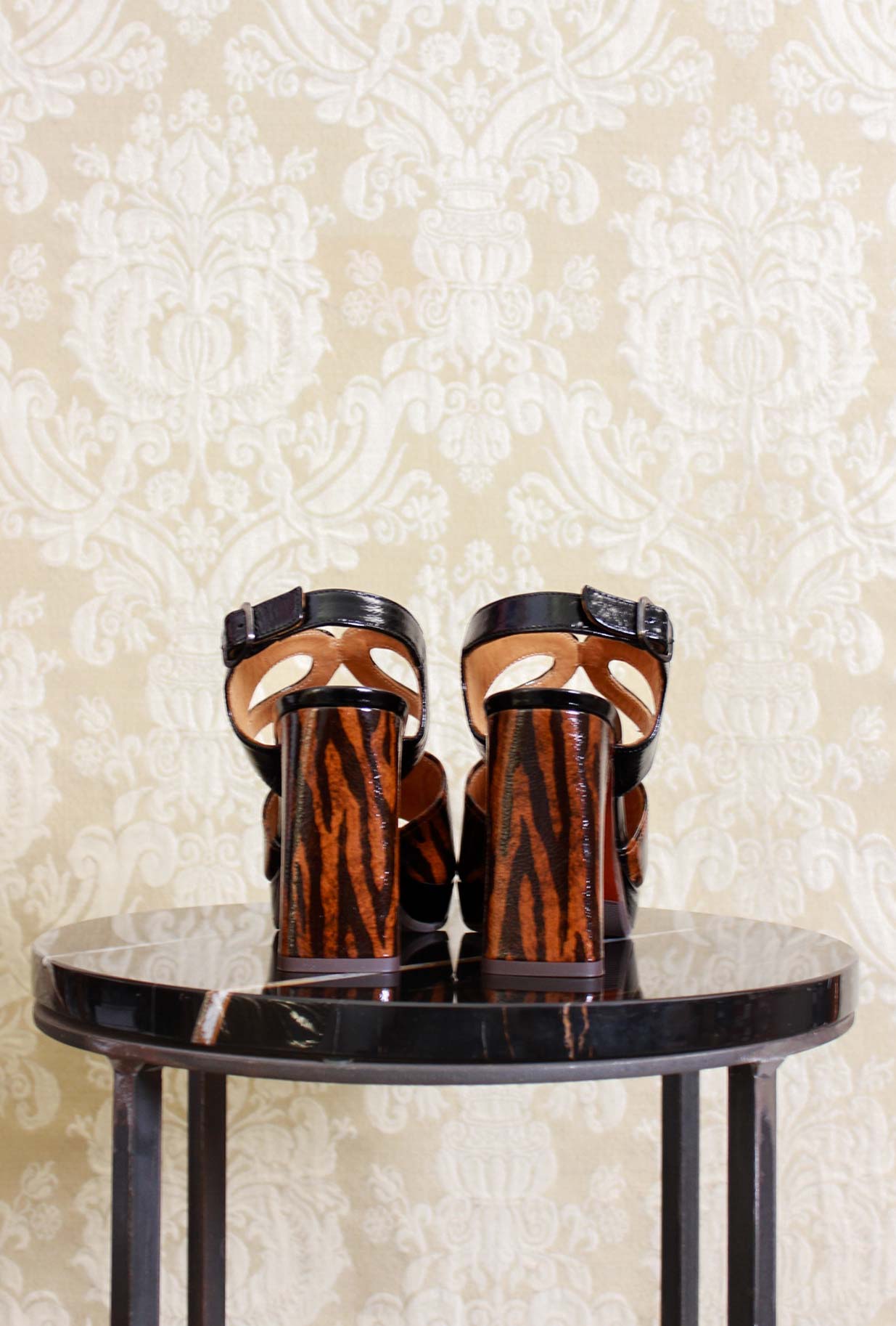 Nuovo sandalo con plateau da donna di chie mihara con tacco 105 mm in vernice tribal chic